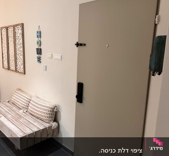 דלת בצבע אפור עם מנעול חכם ובריח עליון